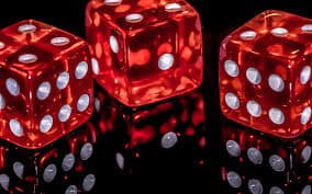 Dadu Online live table with dealer and dice on ojol77 slot